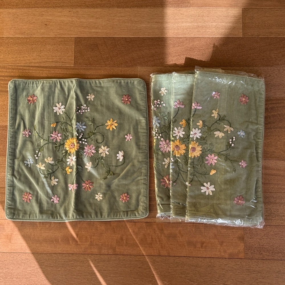 Floral Embroidered cushion cover (4 pieces)